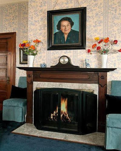 The Reynolds Mansion Couette-café Woodfin